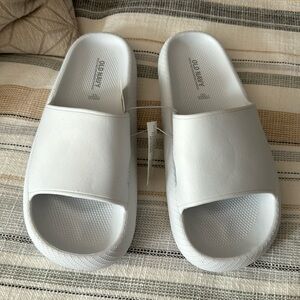 NWT Old Navy Slide, White, Size 8